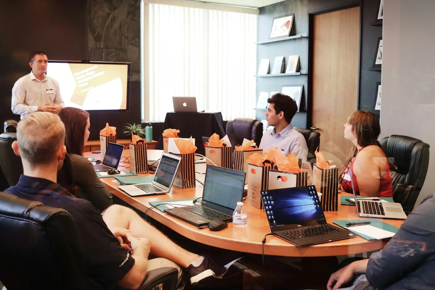 How to Create a Brand Identity on Social Media (A Step-by-Step Guide)