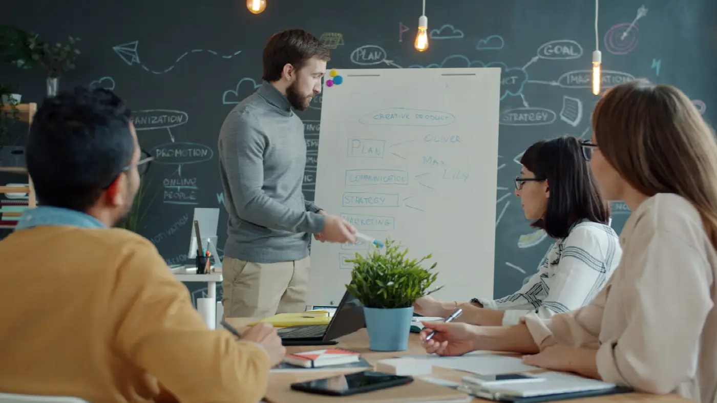 The Complete 2026 Guide to Managing a Social Media Marketing Team